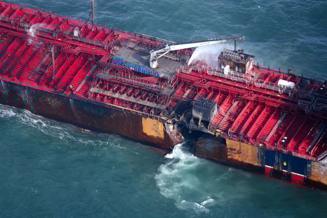 Collision en mer du Nord : les images impressionnantes d'un pétrolier et d'un cargo en proie aux flammes