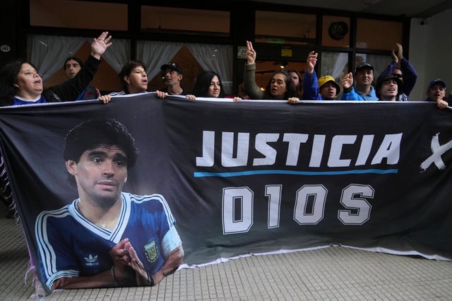 Fans von Diego Maradona halten ein Transparent mit der Aufschrift "Gerechtigkeit für Gott"