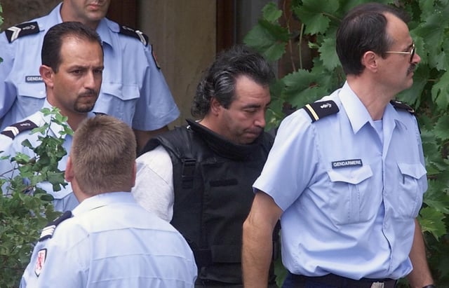 Alfredo Stranieri escorté par des policiers, le 20 juillet 1999.