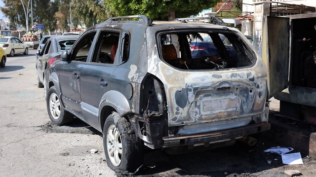 Une voiture endommagée à Lattaquié, après que des centaines de personnes ont été tuées, le 9 mars.