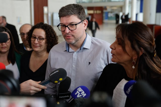 Les parents d’Evaelle au côté de leur avocate Delphine Meillet le 10 mars 2025.