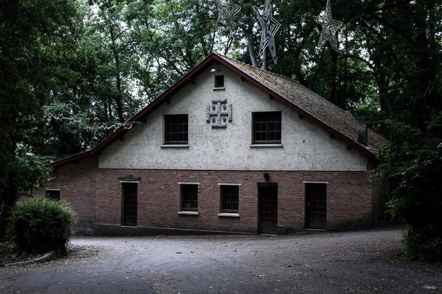 Bâtiment portant l'emblème des scouts de Riaumont, à l'entrée du village d'enfants, à Liévin, en juin 2018.