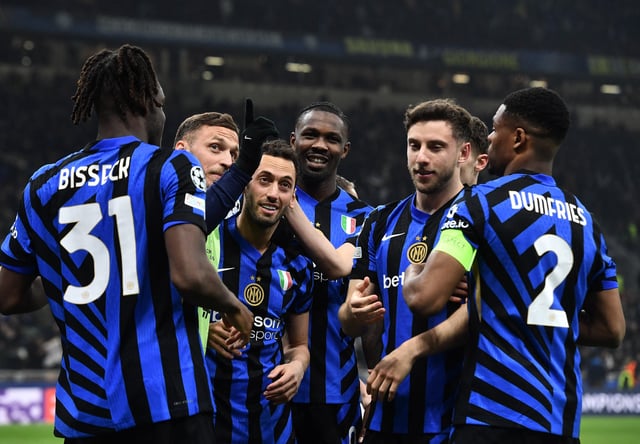 Soccer Football - Champions League - Round of 16 - Second Leg - Inter Milan v Feyenoord - San Siro, Milan, Italy - March 11, 2025 Inter Milan's Hakan Calhanoglu celebrates scoring their second goal with teammates REUTERS/Jennifer Lorenzini