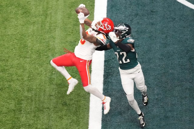 Kansas City Chiefs wide receiver DeAndre Hopkins (8) catches a pass for a touchdown against the Philadelphia Eagles during the NFL Super Bowl 59 football game Sunday, Feb. 9, 2025, in New Orleans. (AP Photo/AJ Mast)