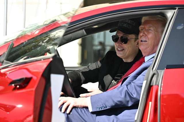 „Alles Computer, das ist schön. Wow.“ Trump in seinem neuen Tesla S