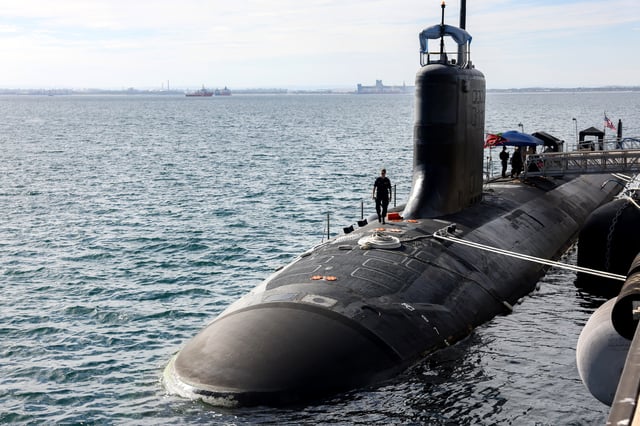 Le sous-marin nucléaire d’attaque USS Minnesota en visite à Rockingham en Australie le 26 février 2025.