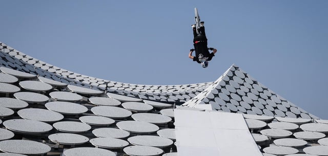 Fabio Wibmer, Trial-Mountainbike-Fahrer, macht auf dem Dach der Elbphilharmonie einen Rückwärtssalto mit seinem Rad