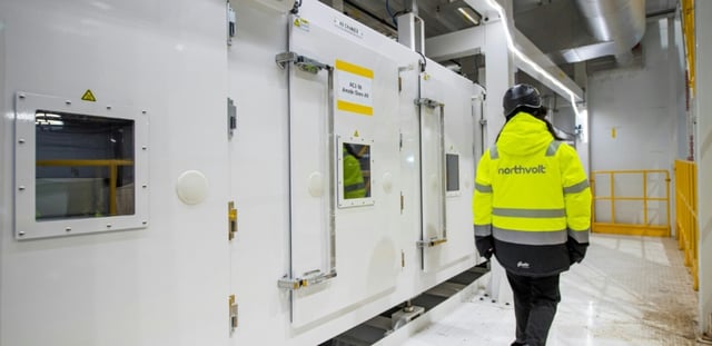 Un employé passe devant la section des fours de revêtement de l’usine Northvolt Ett à Skelleftea, le 23 février 2022 dans le nord de la Suède