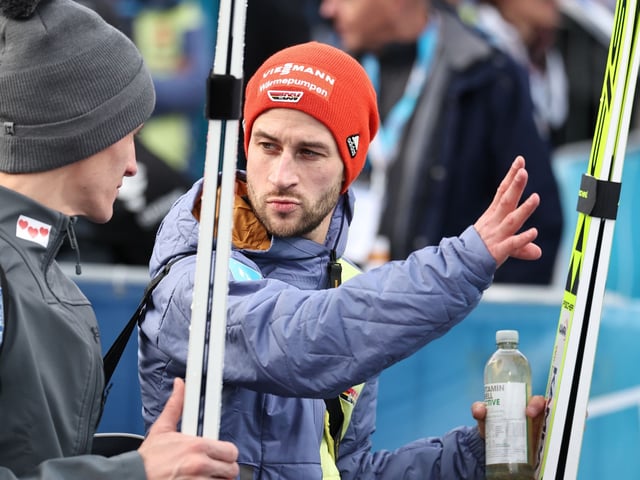 Markus Eisenbichler (r, Deutschland) unterhält sich nach seinem Sprung mit Domen Prevc (Slowenien).