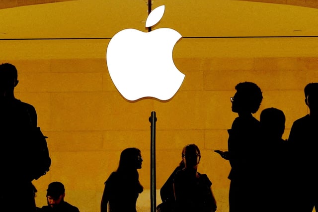 Customers walk past an Apple logo inside of an Apple store at Grand Central Station in New York, U.S., August 1, 2018.  REUTERS/Lucas Jackson/File Photo