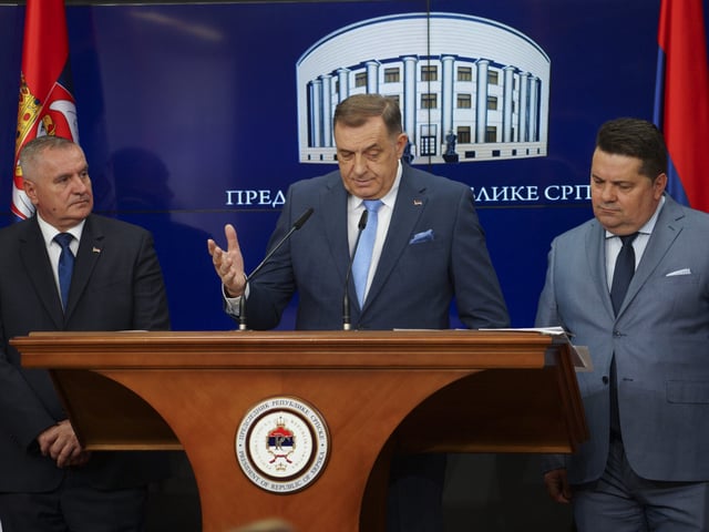 Bosnian Serb President Milorad Dodik, center, speaks during a news conference with Prime Minister Radovan Viskovic, left, and Parliament Speaker Nenad Stevandic after Bosnian prosecutors ordered the detention of three top Bosnian Serb officials over a series of separatist actions, in the Bosnian town of Banja Luka, 240 kms northwest of Sarajevo, Wednesday, March 12, 2025. (AP Photo/Radivoje Pavicic)