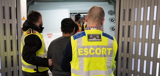 Beamte der Bundespolizei und von Frontex bringen einen Mann zu einem Abschiebeflug (Archivfoto)