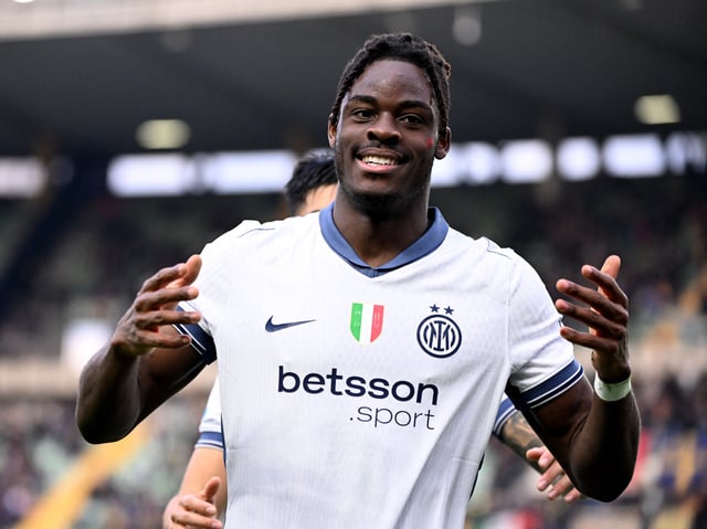 Soccer Football - Serie A - Hellas Verona v Inter Milan - Stadio Marcantonio Bentegodi, Verona, Italy - November 23, 2024 Inter Milan's Yann Aurel Bisseck celebrates scoring their fifth goal REUTERS/Alberto Lingria/File Photo