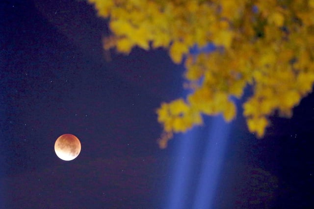 La Lune teintée de rouge lors d'une éclipse totale au-dessus de Paris, le 28 septembre 2015.
