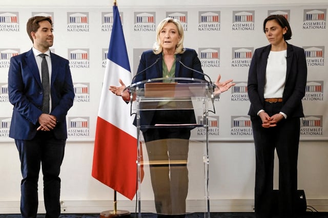 La présidente du groupe parlementaire du Rassemblement national Marine Le Pen aux côtés de ses collègues députés Laure Lavalette (à droite) et Thomas Menage (à gauche), lors d'une conférence de presse à l'Assemblée nationale, à Paris, le 6 février 2023.
