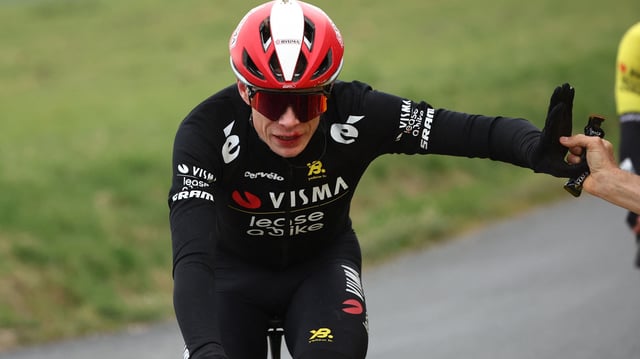Jonas Vingegaard après sa chute dans la côte de Trèves.