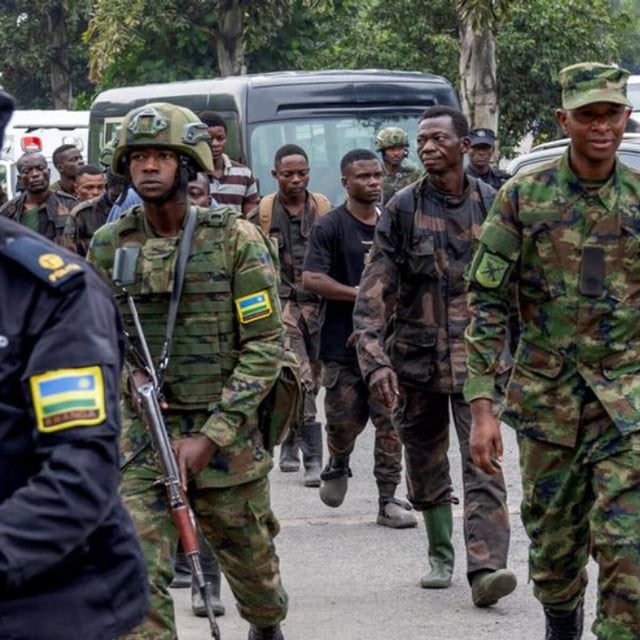 Ruandische Sicherheitsbeamte eskortieren Mitglieder der FARDC, die sich in Goma nach Kämpfen mit M23-Rebellen ergeben haben