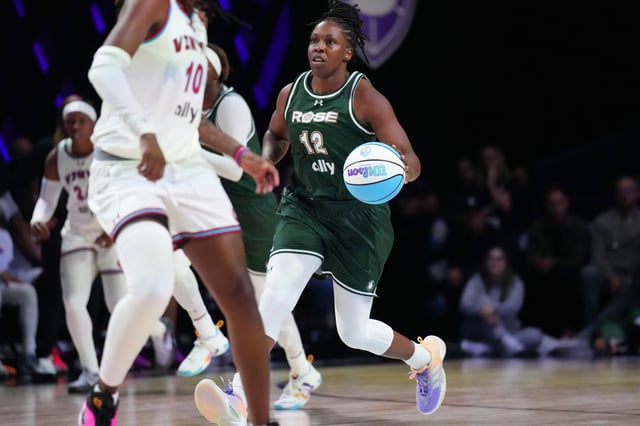 Chelsea Gray brings up the ball against the Vinyl.