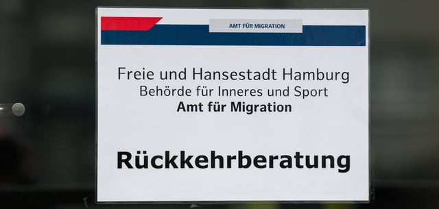 Ein Schild mit der Aufschrift „Rückkehrberatung“ am Amt für Migration in Hamburg