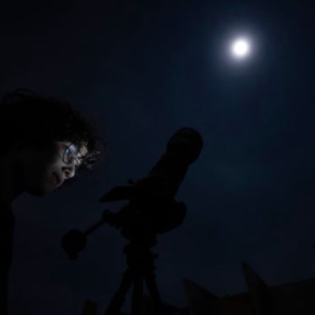 Am Freitagmorgen tritt der Mond in den Kernschatten der Erde ein und verursacht eine totale Mondfinsternis. In Deutschland ist der so genannte Blutmond allerdings nur teilweise zu sehen. Besonders gute Sichtbedingungen gibt es in Leipzig, Magdeburg und Jena. Beobachter in Chile haben das Glück, das gesamte Himmelsereignis zu sehen. Die nächste totale Mondfinsternis in Deutschland findet am 7. September 2025 statt.