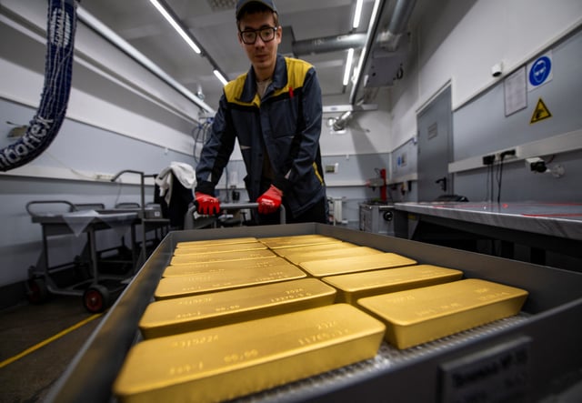 An employee transports ingots of 99.99 percent pure gold in a workroom during production at Krastsvetmet precious metals plant in the Siberian city of Krasnoyarsk, Russia, May 23, 2024.  REUTERS/Alexander Manzyuk/File Photo