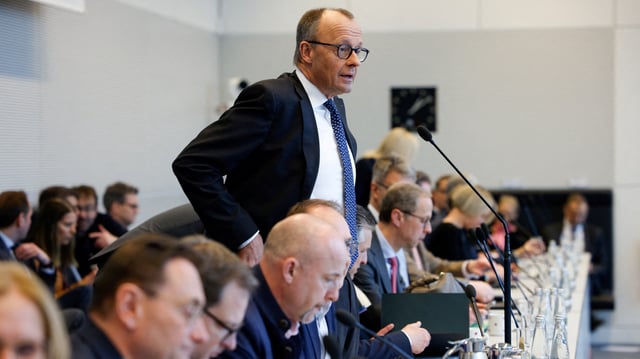 Le chancelier allemand en attente Friedrich Merz s’adresse aux médias après avoir conclu un accord avec les Verts.