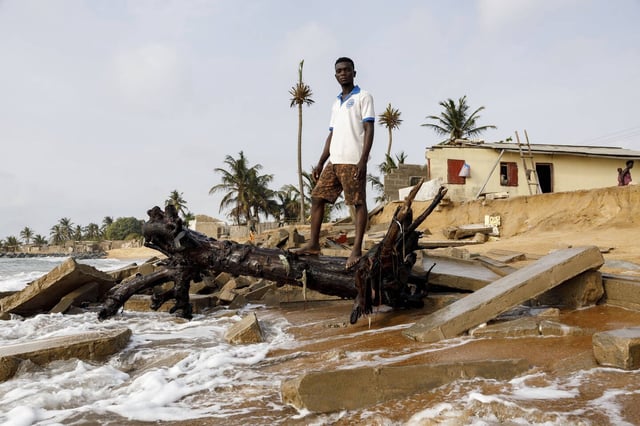 Une maison effondrée à cause de la montée des eaux au Ghana, en mars 2025.