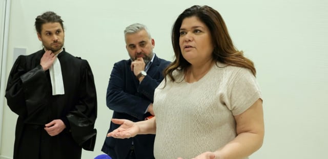 Raquel Garrido, Alexis Corbière (c) et leur avocat Xavier Sauvignet le 14 mars 2025 au tribunal correctionnel de Paris