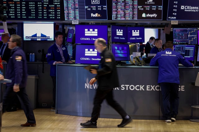 Traders work on the floor at the New York Stock Exchange (NYSE) in New York City, U.S., February 24, 2025.  REUTERS/Brendan McDermid/File photo