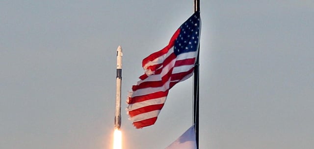 Eine „Falcon 9“-Rakete von Space X bringt eine „Crew Dragon“-Kapsel zur ISS