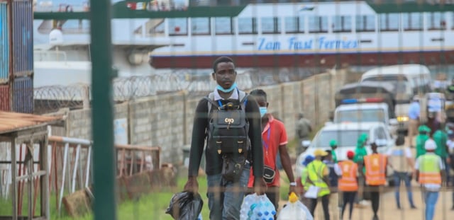 AFP - Des habitants de Palma évacués après une attaque jihadiste, arrivent à Pemba, le 1er avril 2021 au Mozambique