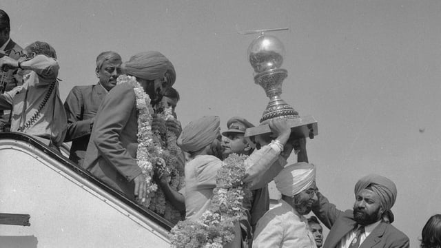 India’s 1975 World Cup-winning hockey team on their arrival at the Delhi airport. (Virendra Prabhakar/HT Archives)