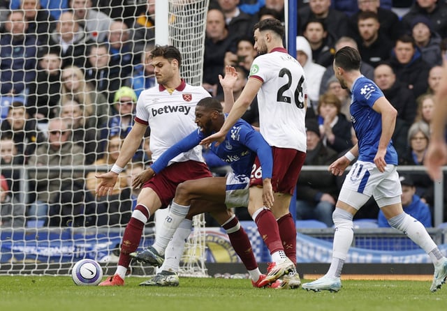 Soccer Football - Premier League - Everton v West Ham United - Goodison Park, Liverpool, Britain - March 15, 2025 Everton's Beto is awarded a penalty after a challenge by West Ham United's Max Kilman, later overturned after a VAR review Action Images via Reuters/Jason Cairnduff