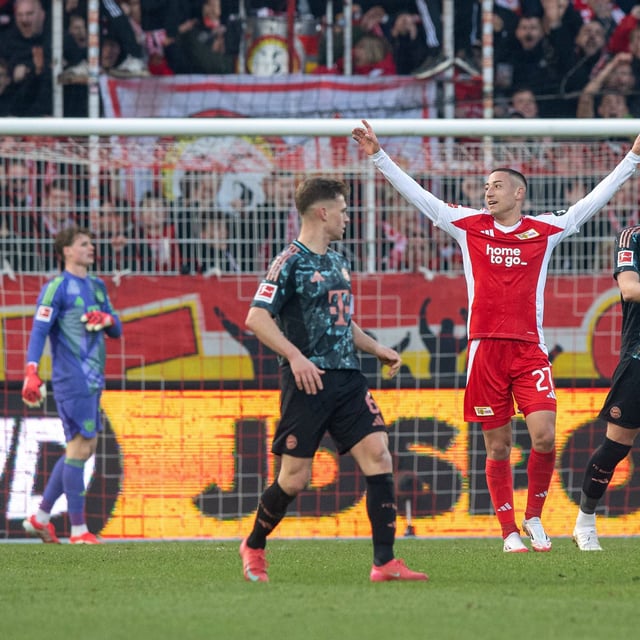 Jonas Urbig (l) leitet den Bayern-Gegentreffer in Berlin ein