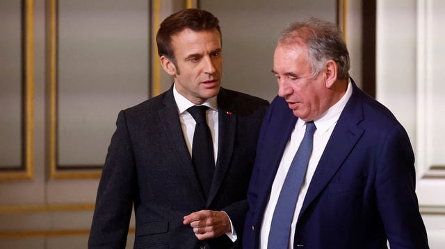 Emmanuel Macron voit sa cote repartir à la hausse dans un contexte de regain des tensions internationales.