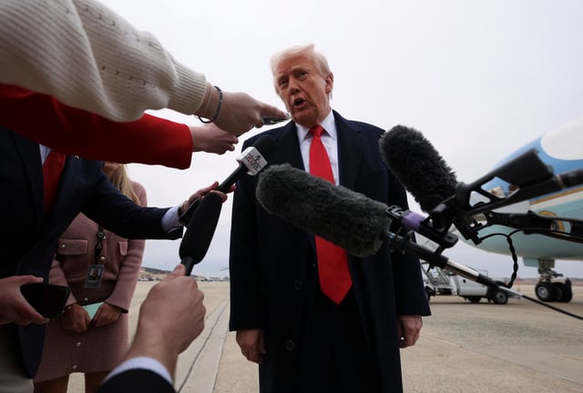 Donald Trump s’adresse aux journalistes avant d’embarquer à bord de l’Air Force One dans le Maryland, D.C., États-Unis, le 14 mars 2025.