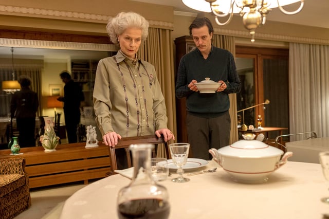Der Mutter schmeckt es nicht: Elenor (Corinna Kirchhoff) demütigt ihren Sohn Robert (August Diehl)
