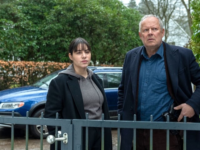 Im „Tatort: Borowski und das Haupt der Medusa“ lösen Kommissar Borowski (Axel Milberg) und Mila Sahin (Almila Bagriacik)  ihren letzten gemeinsamen Fall. Vier Tage vor seiner Pensionierung stößt Borowski auf Ungereimtheiten rund um ein gruseliges Haus, das er seit seiner Jugend kennt. Treibt hier ein „stiller Hausherr“ sein Unwesen?