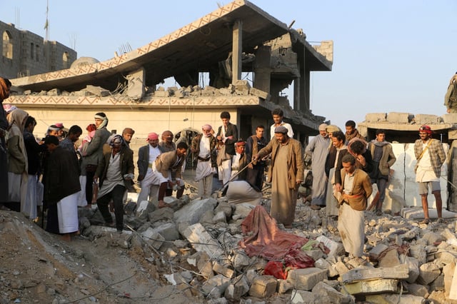 People gather on the rubble of a house hit by a U.S. strike in Saada, Yemen March 16, 2025. REUTERS/Naif Rahma/File Photo