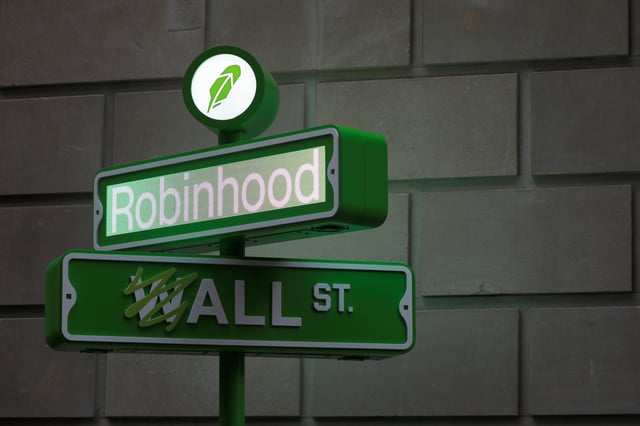 The logo of Robinhood Markets, Inc. is seen at a pop-up event on Wall Street after the company's IPO in New York City, U.S., July 29, 2021.  REUTERS/Andrew Kelly/File Photo