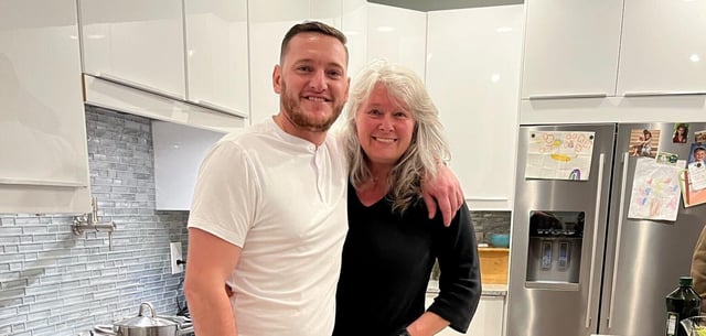 Einer der Betroffenen: Fabian Schmidt, hier mit seiner Mutter, ist bei der Einreise in die USA in Gewahrsam genommen worden