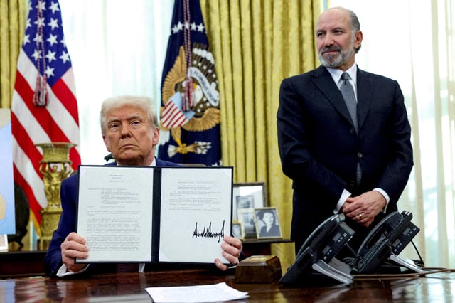 Le président américain Donald Trump tient un décret exécutif concernant l’augmentation des tarifs douaniers.