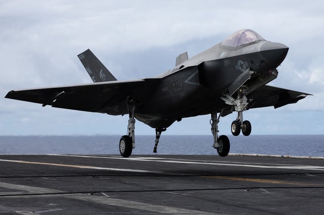 A F-35 jet lands on the USS Carl Vinson aircraft carrier during the Rim of the Pacific (RIMPAC) military exercises about 100 miles south of Oahu, Hawaii, U.S. July 19, 2024.  REUTERS/Marco Garcia/File Photo