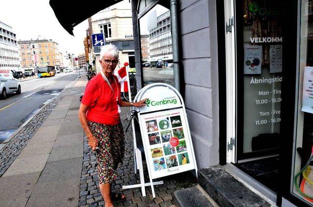 Une employée seniore, dans une boutique d'articles de seconde main à Copenhague, au Danemark. Le royaume, où l'âge de départ à la retraite est fixé à 67 ans, va progressivement le porter à 74 ans.