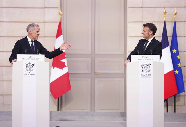 Mark Carney et Emmanuel Macron dans la cour de l'Elysée, lundi 17 mars à Paris.