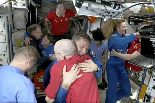 Des astronautes s'embrassent après l'arrivée d'une capsule de la Nasa à l'ISS, le 16 mars 2025.
