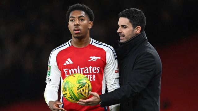 Arteta hands a controversial Puma ball to Myles Lewis-Skelly during his side’s Carabao Cup quarter-final against Crystal Palace