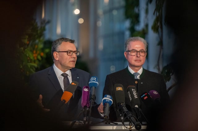 Nicht Söder und Aiwanger, sondern zwei Floriane traten nach dem Treffen des Koalitionsausschusses von CSU und Freien Wählern vor die Kameras: Herrmann (l, CSU) und Streibl (FW)