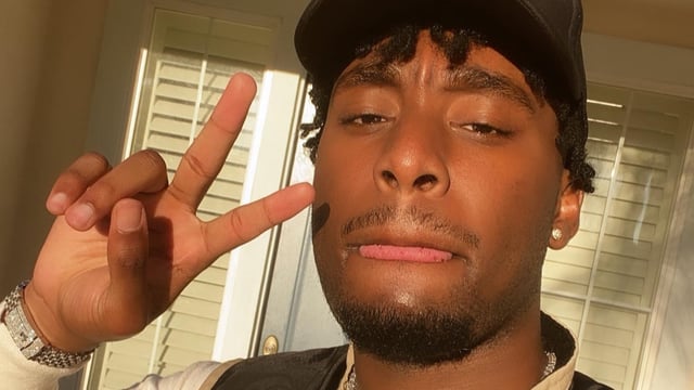 P2istheName posing with two fingers