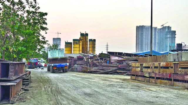 Mumbai, India. April 01,2024 : The Brihanmumbai Municipal Corporation (BMC) sent property notices to Dogus Soma JV, HCC MMS JV and Continental ITD Cementation Tata Project JV Compony`s casting yard. April 01,2024. (Photo by Raju Shinde/HT Photo)